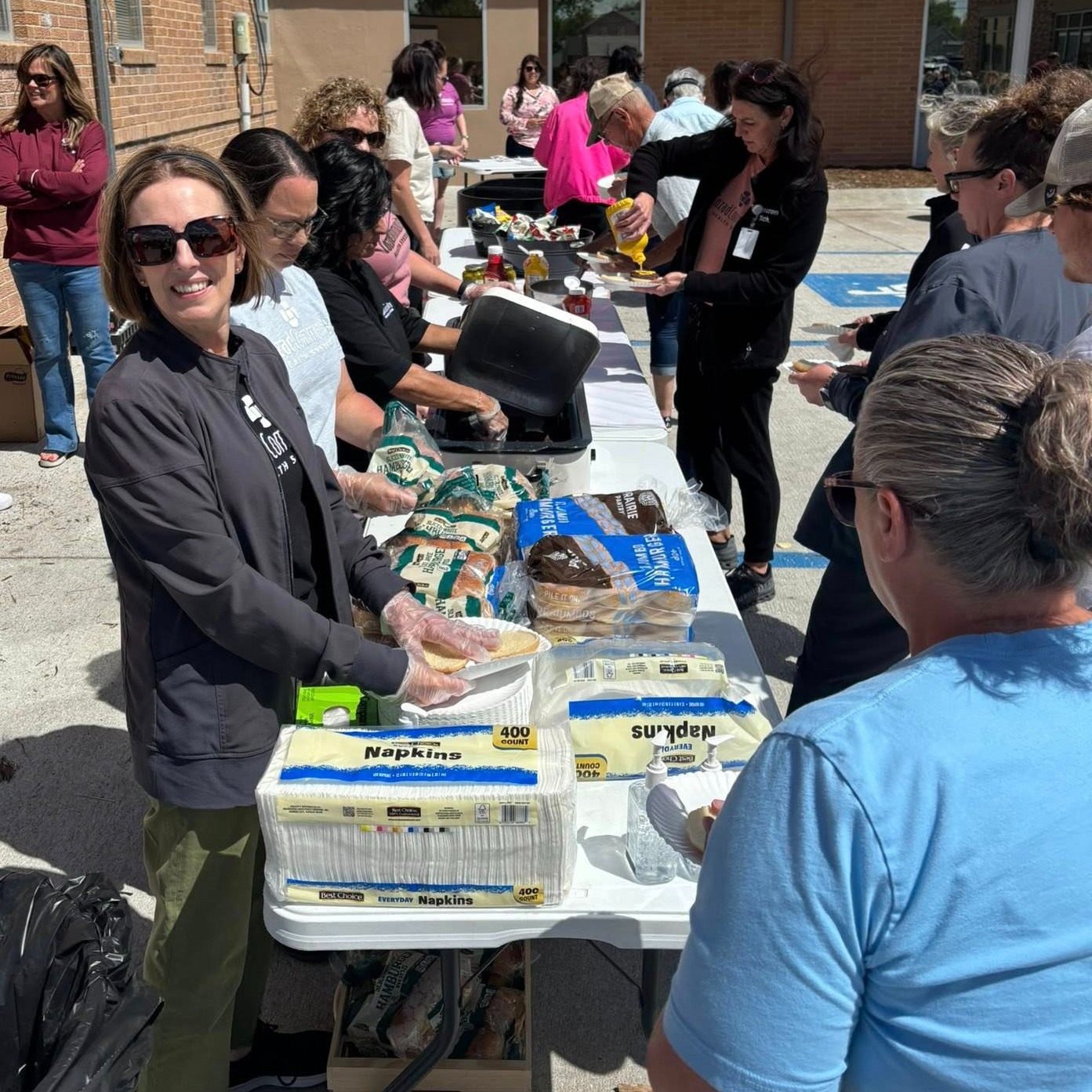 team serving bergers